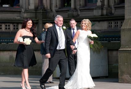 الملكة إليزابيث تشارك في حفل زفاف عام